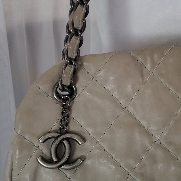 VINTAGE CHANEL Shoulder Bag, Light Gray Leather - Picture 14 of 16